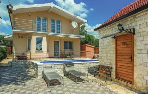 Cozy Home In Primorski Dolac