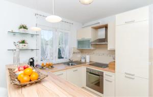 Cozy Home In Primorski Dolac