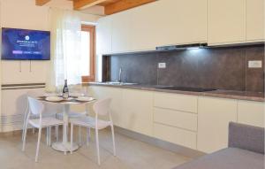 Nice Apartment In Peschiera Del Garda