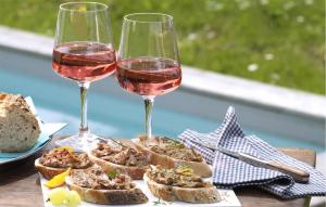 Amazing Home In Villaines-La-Gonais