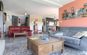 Maisons de vacances Nice Home In Montreuil-Sous-Perouse : photos des chambres