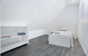 Maisons de vacances Nice Home In Montreuil-Sous-Perouse : photos des chambres