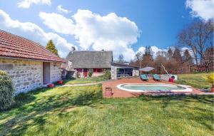 Maisons de vacances Awesome Home In Saint-Oradoux-De-Chiro : photos des chambres