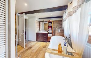 Maisons de vacances Awesome Home In Saint-Oradoux-De-Chiro : photos des chambres