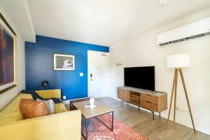 One-Bedroom Apartment with Queen and Sofa Bed room in Sonder — State House