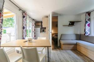 Campings Camping 4 etoiles - Piscine - efceih : photos des chambres