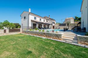 Modern Istrian Villa Sirola by Istrabook