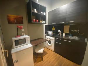 Escape in photos in top centre apartment