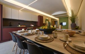 5 Bedroom Stunning Apartment In Trappeto