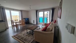 Barking 2 Bed Apt with Parking & Good Travel Links