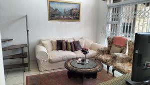 Cosy Well-lit Sandton en-suites apartment