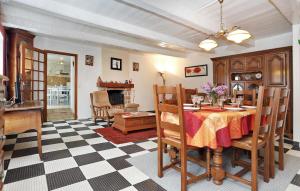 Maisons de vacances 2 Bedroom Lovely Home In Saint-Lunaire : photos des chambres
