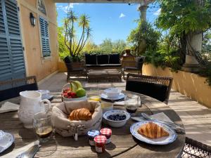 B&B / Chambres d'hotes Domaine Picasso : Chambre Familiale avec Terrasse 