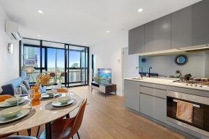 Elegant High Rise 2 Bed Apt near Melb CBD RMIT