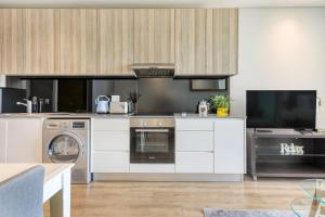 Backup-Powered Stylish Central Apartment near Table Mountain