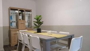 Lovely 5 Bedroom Home w Garden near Northampton