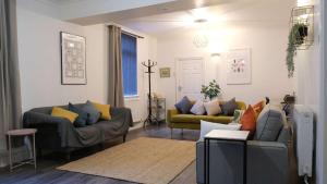 Lovely 5 Bedroom Home w Garden near Northampton
