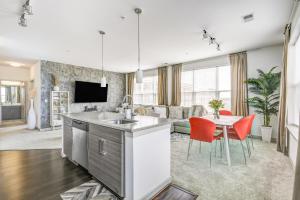 Luxury Downtown Crown Apartment