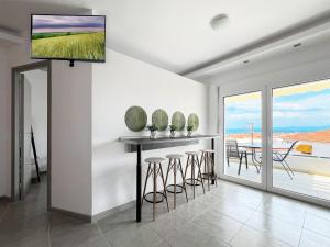 Rona Vista Suites Sea view modern living
