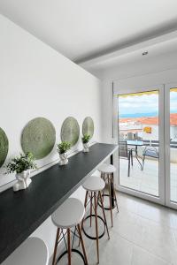 Rona Vista Suites Sea view modern living