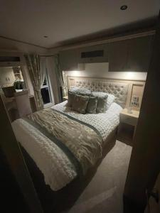 Beaumont on fishing lake with Hot Tub