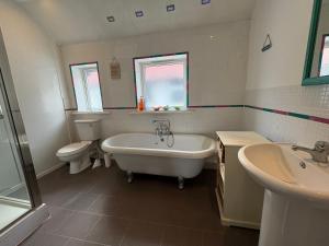 5 Bed Villa - Sleeps 10 - Pets - Garden - Parking