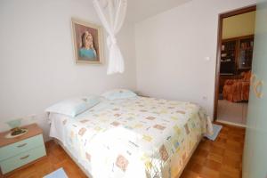 Franka 1 Apartment with terrace near the Beach, Artatore Mali Lošinj