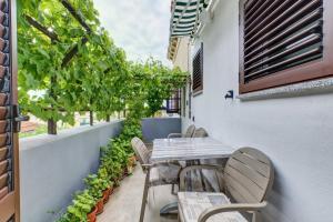 Apartment Dani 1 cozy stay with balcony & city view