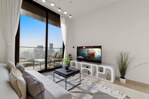 Stylish 1BR w Skyline Views & Balcony