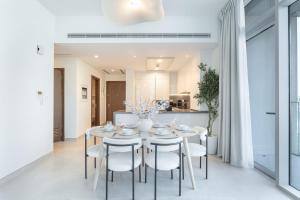 Stylish 2BR & Maids Room - Canal Front Stay