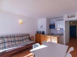 Studio cabine 4 pers, pied des pistes avec parking couvert, balcon sud, centre station - FR-1-404-218