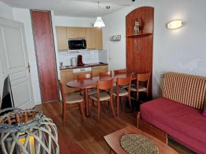 Duplex avec Piscine, Salle de Fitness, Parking et Animaux Acceptés - FR-1-404-321