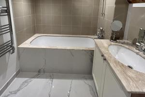 3 Bed Cottage - Sleeps 6 - Pets - Parking - Wifi