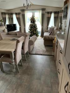 Beaumont on fishing lake with Hot Tub