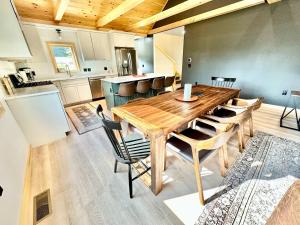 Sunset Over Stanton, New Home w Hot TubFire Pit