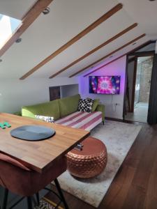 Eclectic suburbian oasis 7km from the beach
