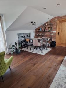 Eclectic suburbian oasis 7km from the beach