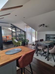 Eclectic suburbian oasis 7km from the beach