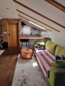 Eclectic suburbian oasis 7km from the beach