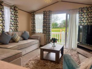Caravan in Holcot - Sleeps 6 - Pet Friendly