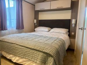 Caravan in Holcot - Sleeps 6 - Pet Friendly