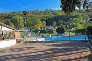 Charmant Bungalow avec piscine et emplacement voiture