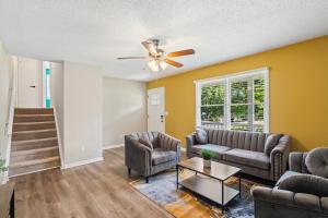 3BR Gem! Home Theater with Large Yard! 5 miles to Airport and Uptown! Free Parking! Pets Ok!