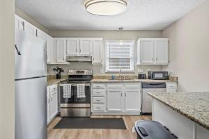 3BR Gem! Home Theater with Large Yard! 5 miles to Airport and Uptown! Free Parking! Pets Ok!