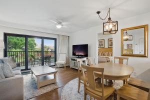 Deluxe Condo with Lake Views - 4hvězdičkové hotely ve městě Naples