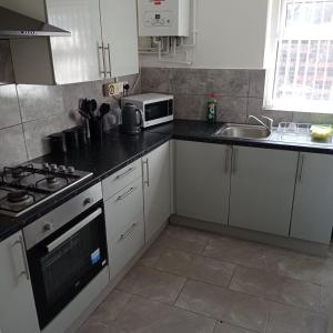 Double-Bedroom in the Heart of Salford Manchester Perfect for Short Stays LT4