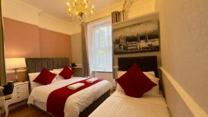 Standard Triple Room room in Classic Hyde Park Hotel