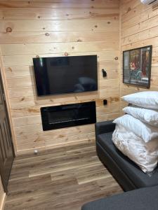 Mini farm Cabin