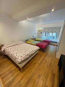 Luxurious 2 bedroom apartment, located in Avenue George V