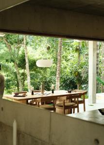 Konkrit, Tropical Brutalist Villa in Ahangama